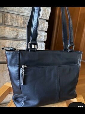 Giani Bernini Black Leather Medium Shoulder Bag.
